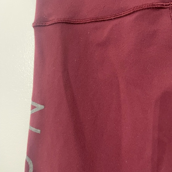 Lululemon Special Edition Women's Maroon Leggings Size 8 Gold Symbol - Picture 6 of 7